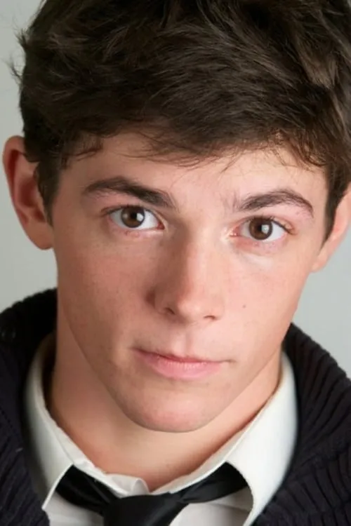 Adrian Enscoe interpretando a Drew