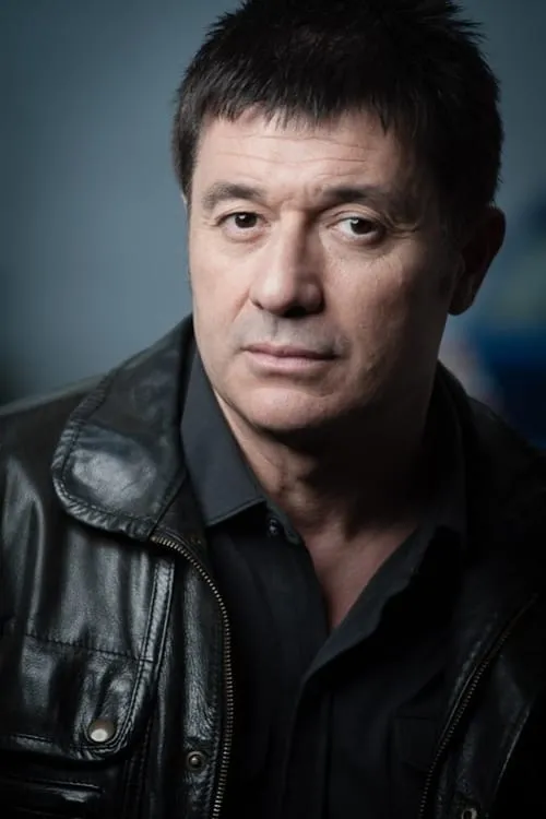 Adrian Formosa interpretando a Cameron