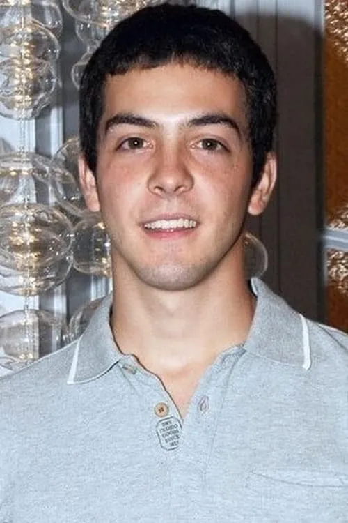 Adrián Marín interpretando a Young Vicente