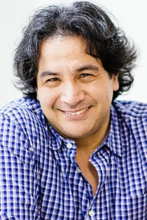 Adrian Steinway interpretando a Michel