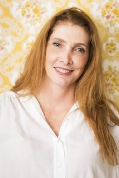 Adriana Falcão interpretando a Self