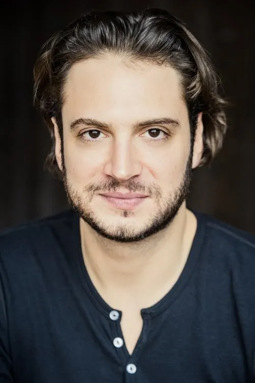 Adrien Bletton interpretando a Sébastien