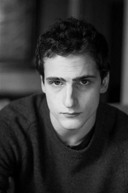 Adrien Stoclet interpretando a Elon