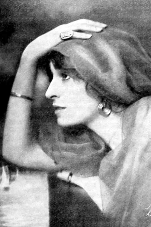 Adrienne Morrison interpretando a