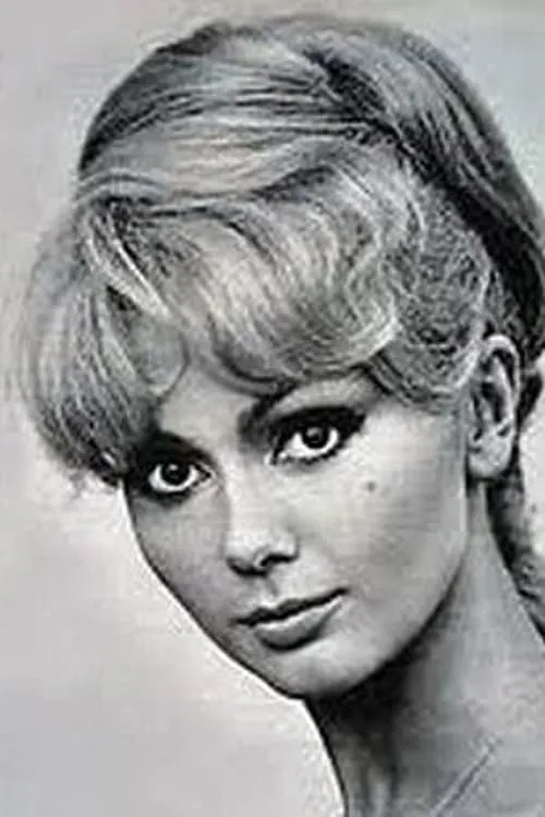 Adrienne Servantie interpretando a Maman Yvonne Bellus