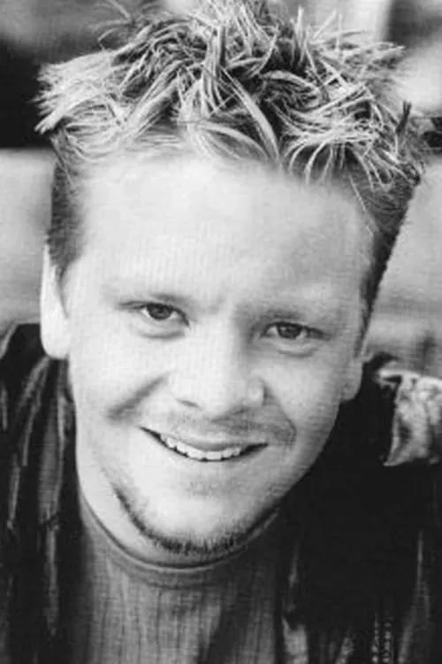 Aeryk Egan interpretando a Clyde