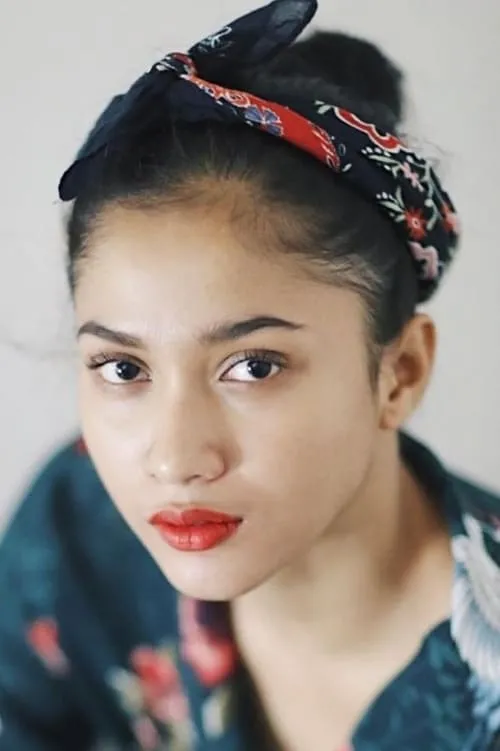 Aghniny Haque interpretando a Sarah