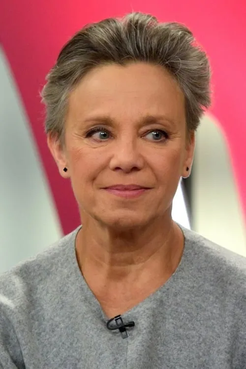 Ági Szirtes interpretando a Anyica