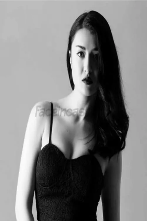 Ahu Seda interpretando a