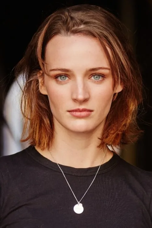 Airlie Dodds interpretando a Sarah Steward