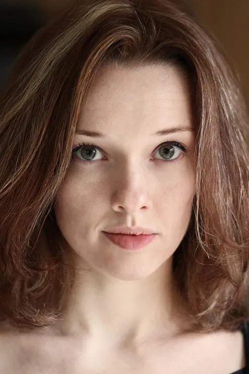 Akasha Villalobos interpretando a Hilda