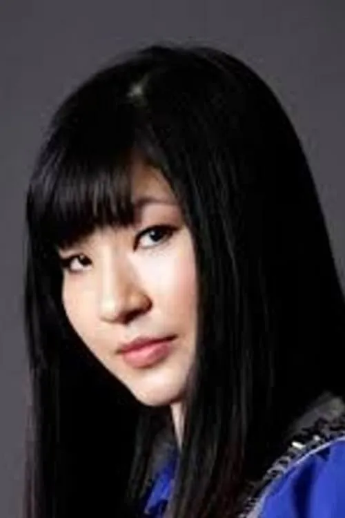 AKINO interpretando a