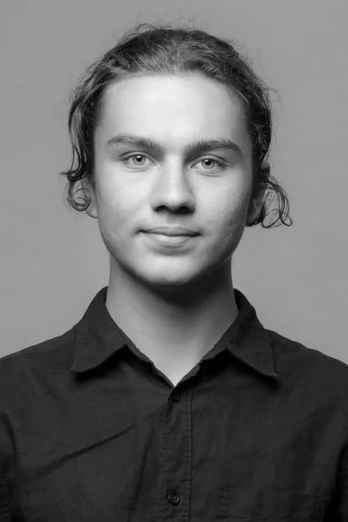 Aksel Ojari interpretando a Fritz Müller