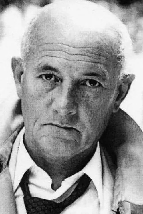 Alain MacMoy interpretando a Tullius