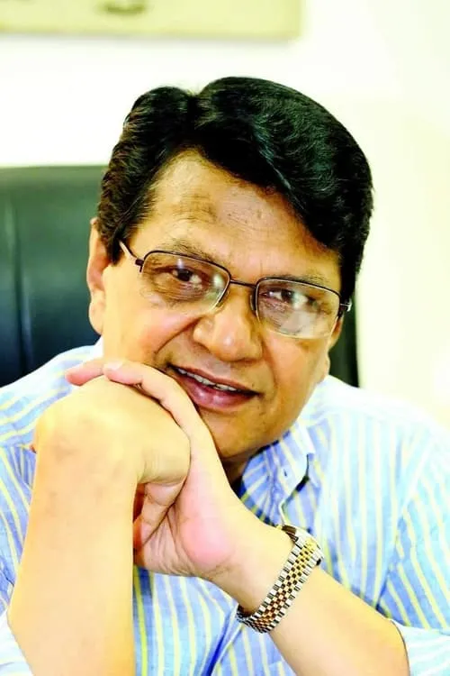 Alamgir interpretando a Shahed Siddiqui, Robin's father