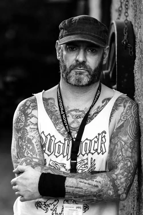 Alan Averill interpretando a Himself