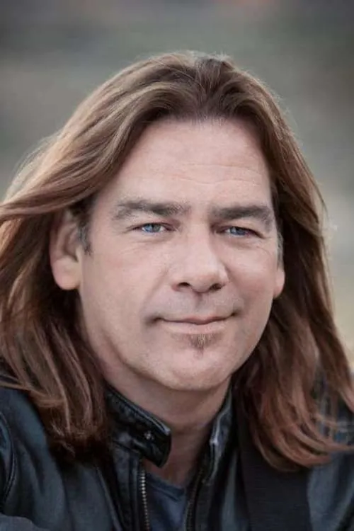 Alan Doyle interpretando a