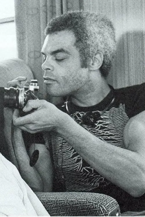 Alan Erasmus interpretando a Errol