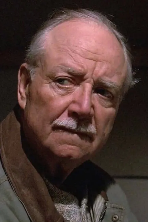 Alan Robertson interpretando a Bobby Carkin