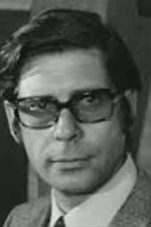 Alan Scott interpretando a Commander Inspector John Bedford