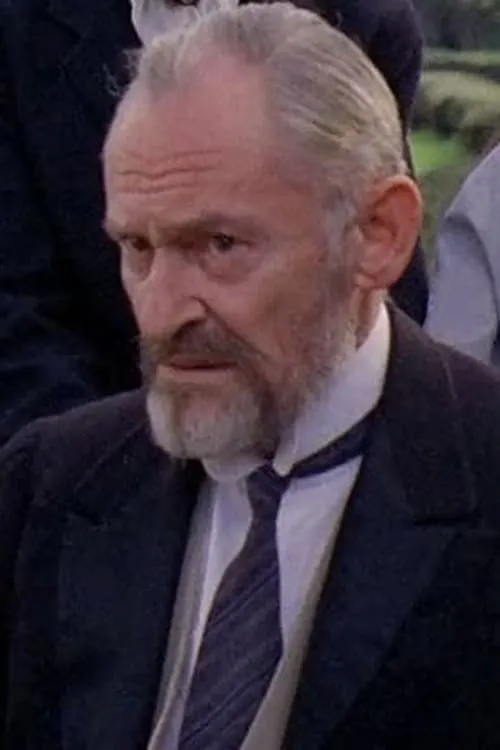 Alan Webb interpretando a Old Man