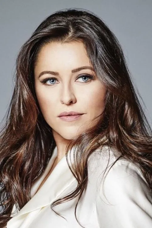 Alanna Thompson interpretando a Dee McGuire