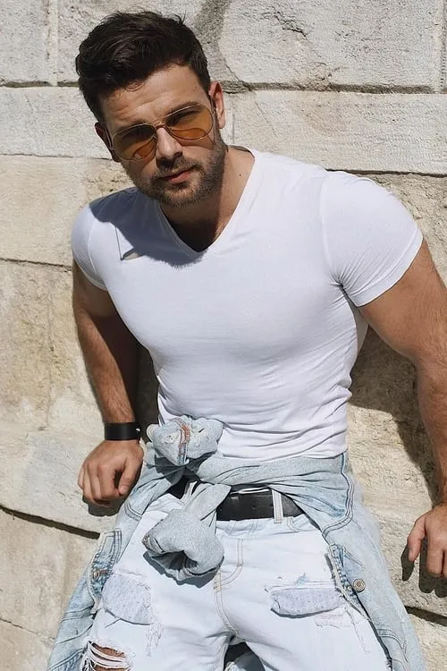 Alban Ramosaj — personaje: Elio Ikonomi