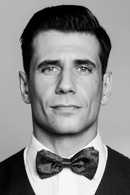 Alban Ukaj interpretando a Sokol