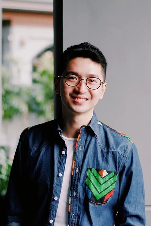 Albert Halim interpretando a Andrew Darwis