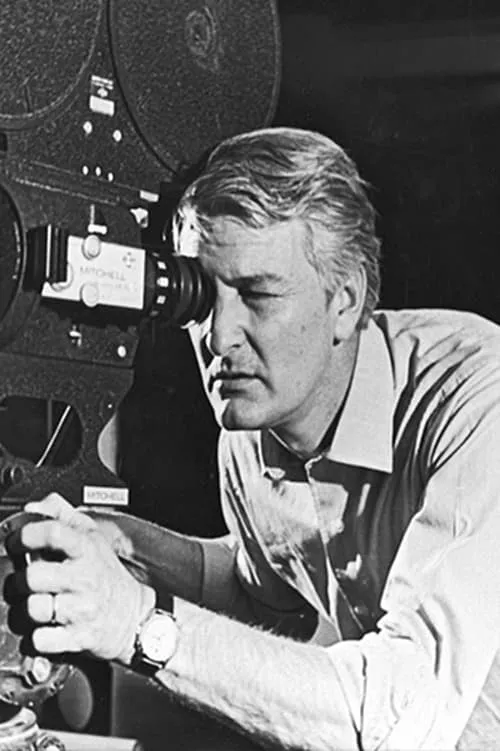 Alberto Isaac interpretando a