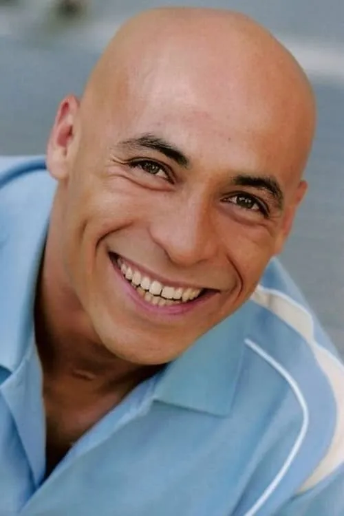 Aldo Gonzalez interpretando a Lorenzo