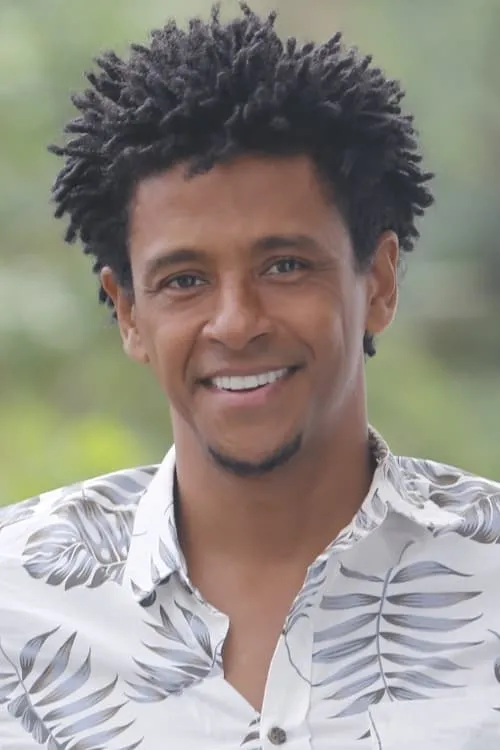 Aldri Anunciação interpretando a Marcos