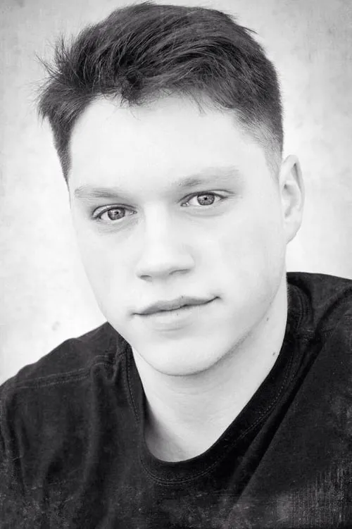 Alec George interpretando a Alec