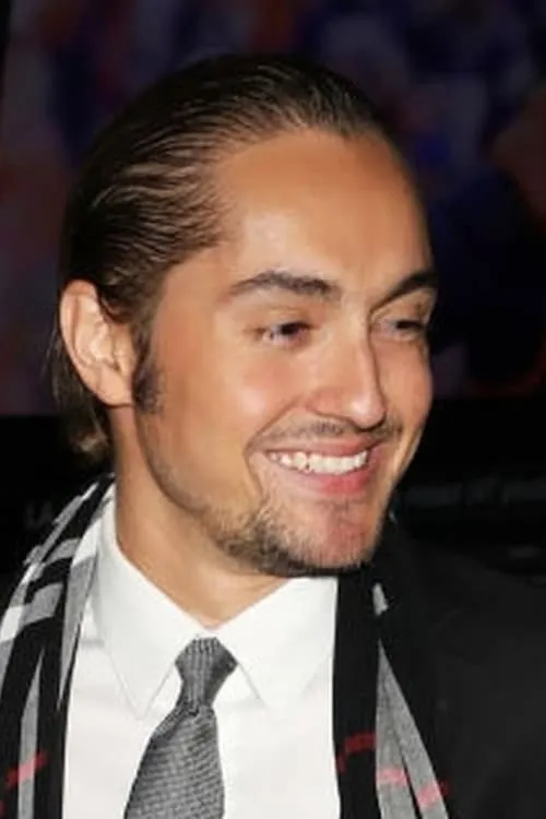 Alec Whaite interpretando a Kayemó