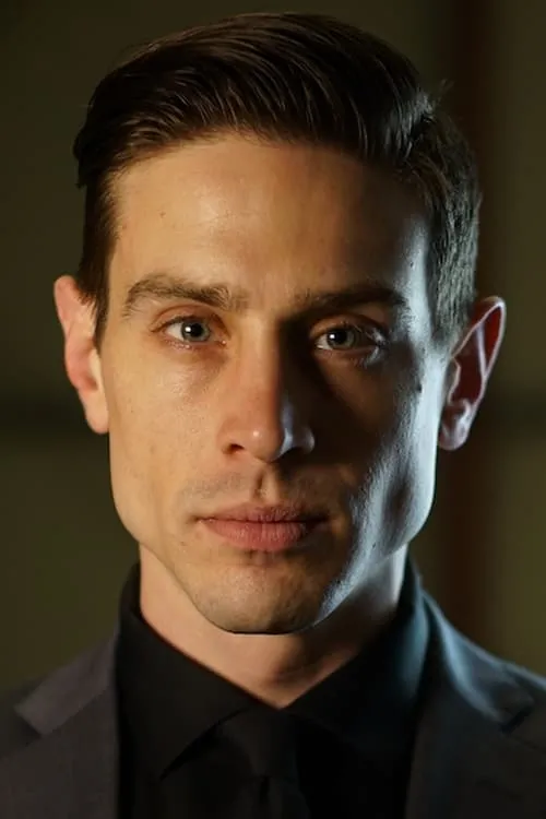 Aleksander D'Avignon interpretando a