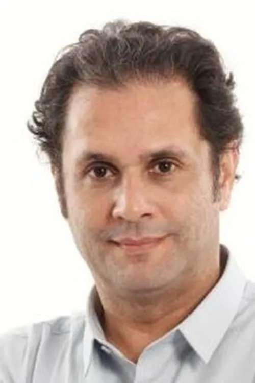 Alessandro Azevedo interpretando a Tião