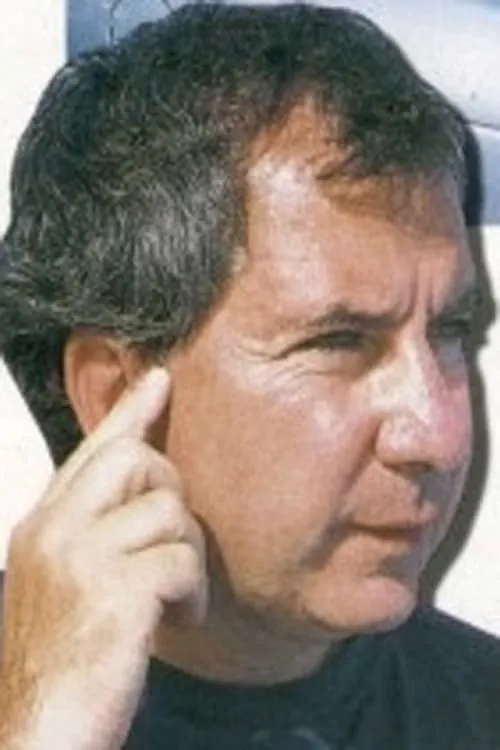 Alessandro del Mar interpretando a 