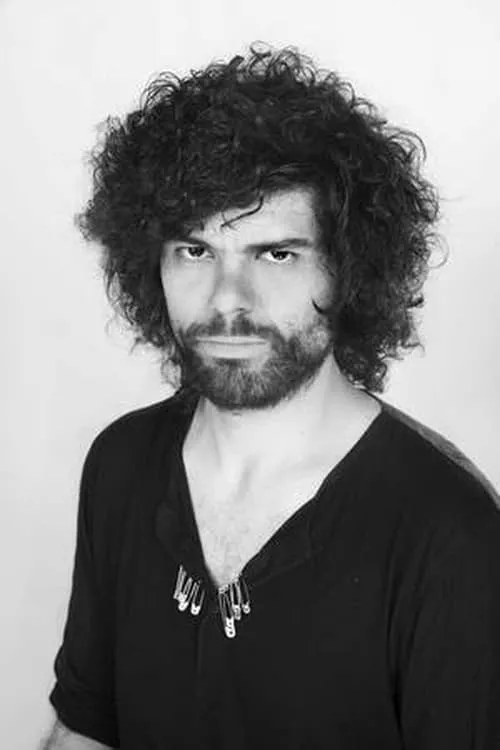 Alessio Vitale interpretando a Gigi