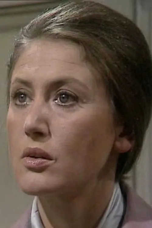 Alethea Charlton interpretando a Mrs Oxhey