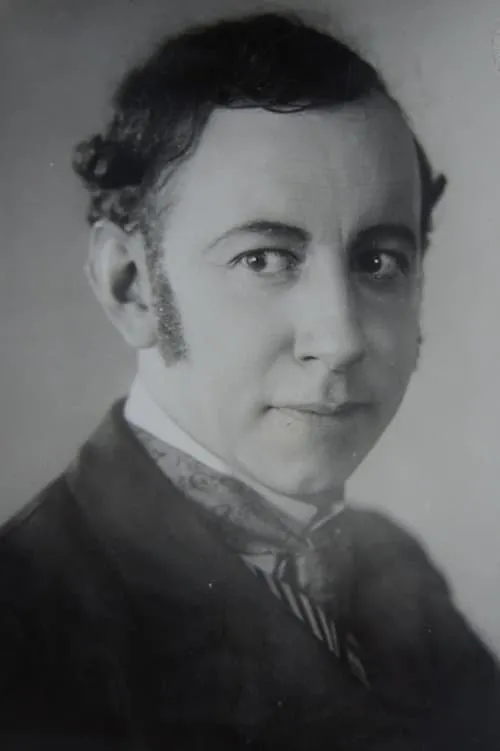 Alex Allin interpretando a Marcasse