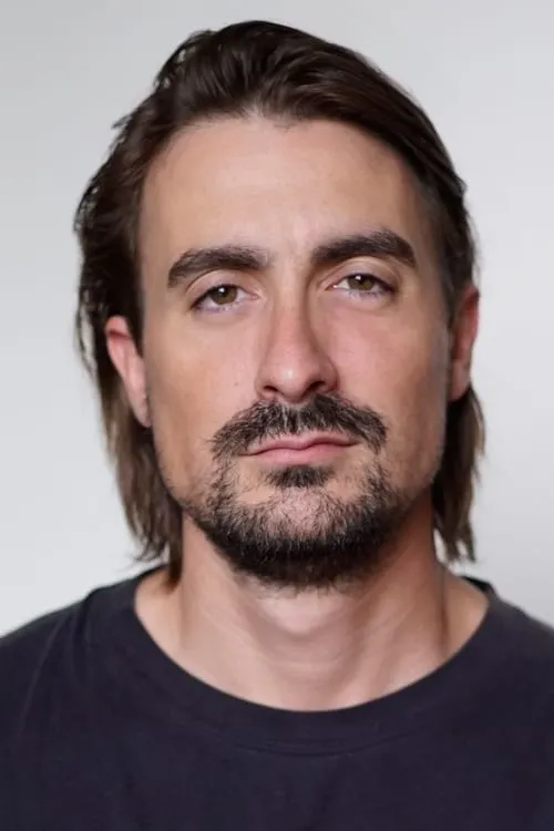 Alex B. Martin interpretando a Jérémie