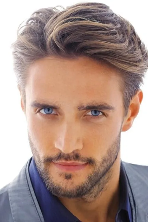 Alex Belli interpretando a