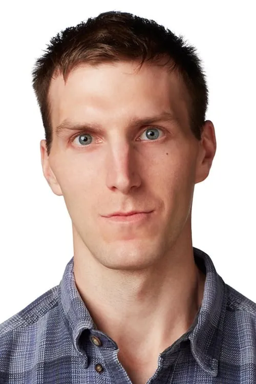 Alex Breaux interpretando a Len