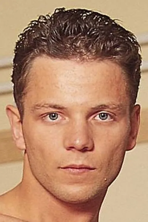 Alex Lambert interpretando a 