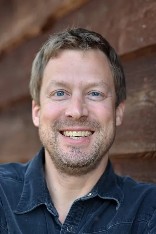 Alex Levine interpretando a self