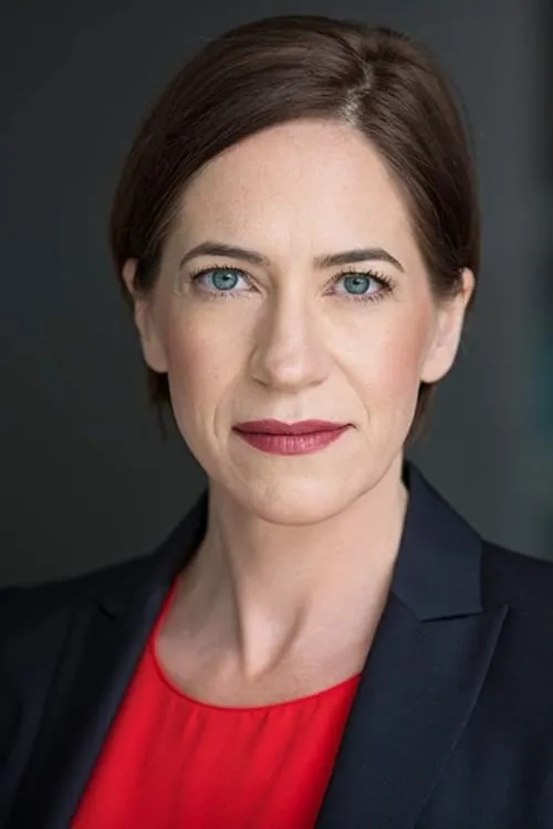 Alex Matthew interpretando a Fonda's Wife