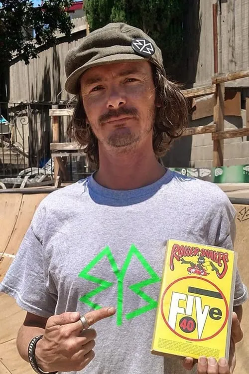 Alex Moul interpretando a Himself