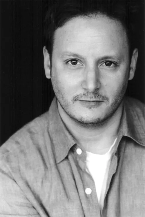 Alex Nevil interpretando a Thomas