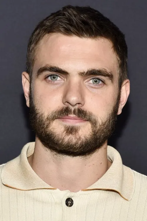 Alex Roe interpretando a Evan Walker