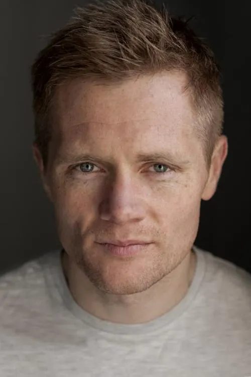 Alex Thompson interpretando a Walter Sneddon